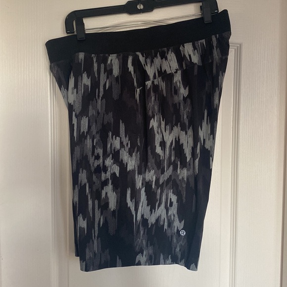 Lululemon T.H.E. Short * 9" Rock Face Mercury Black - Picture 7 of 8